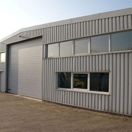 Firmenprofil - graue Halle von außen