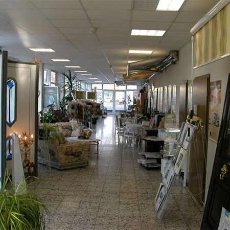 Innenansicht des Ladens mit Möbeln, Türen und weiteren Einrichtungsgegenständen