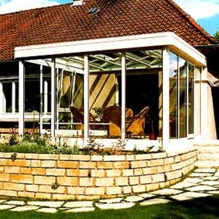 Wintergarten mit Beet im Vordergrund