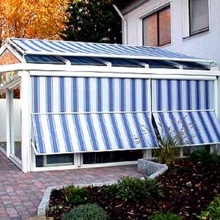 Wintergarten mit weiß blau gestreiftem Sichtschutz