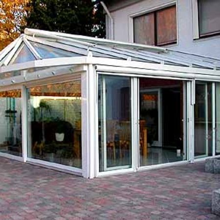 Wintergarten auf gepflasterten Boden
