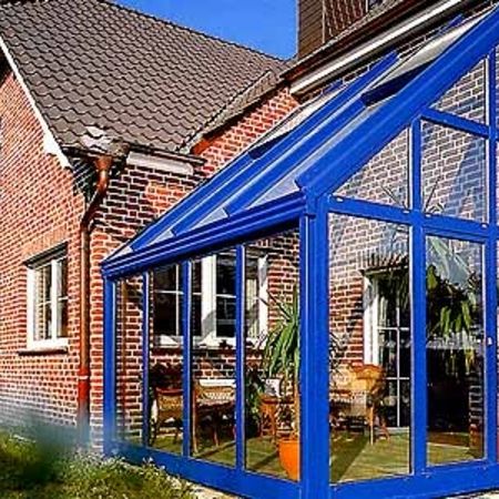 Wintergarten mit blauem Gestell