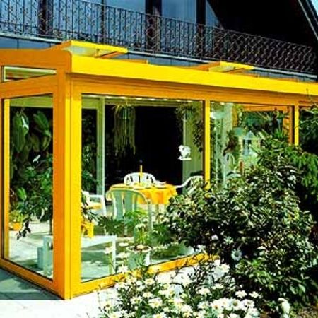 Wintergarten mit gelben Pfeilern