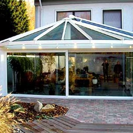 Wintergarten mir weißem Gestell und Lichtern