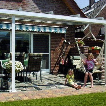 Überdachung einer Terrasse im Garten