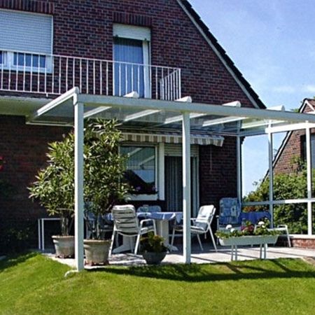 Überdachung einer Terrasse im Garten