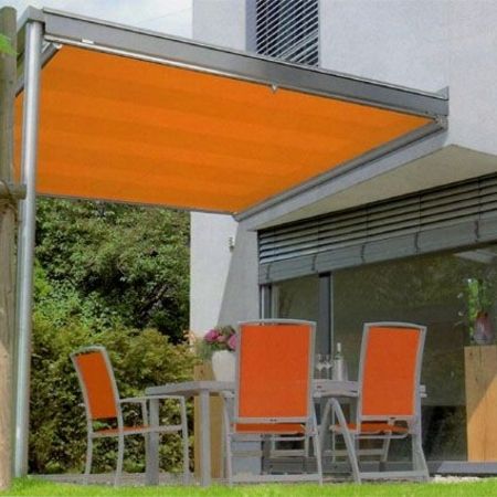 orangene Wintergartenmarkise mit farblich passenden Stühlen